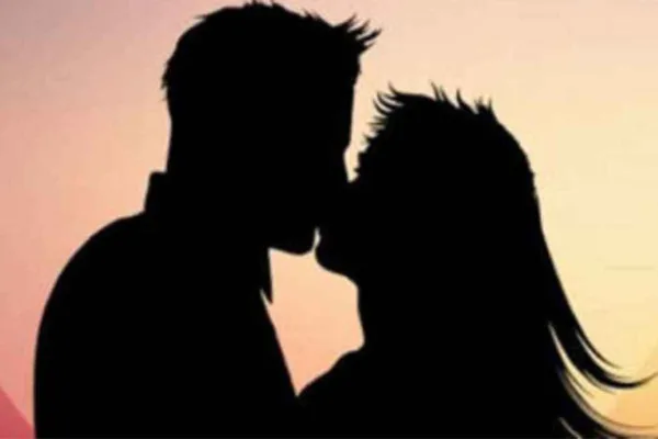 இந்த மாதிரி ’லிப்லாக்’ அடித்தால் காது கேட்காமல் போகுமா..? எச்சரிக்கும் மருத்துவர்கள்..!! உண்மை சம்பவம்..!!