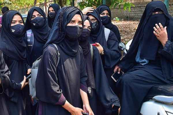 ”இஸ்லாமிய மாணவிகள் இனி இந்த ஆடைகளை அணியக்கூடாது..!! அதிரடியாக தடை விதித்த நாடு..!!