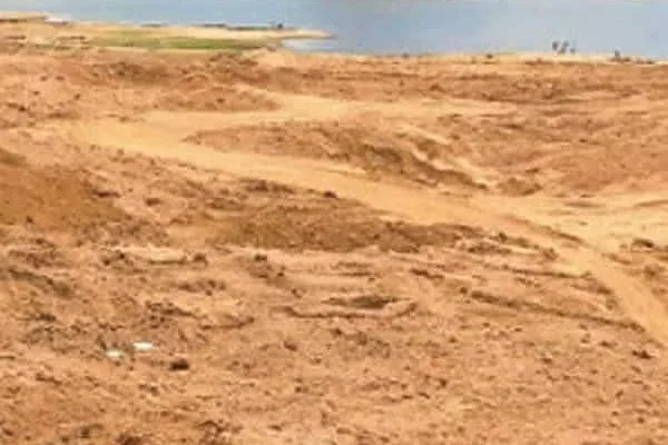 Can be carted cart by cart... n Alluvial soil without proper documents n VAO, permission will be given if certificate is obtained.  உரிய ஆவணங்களின்றி வண்டல் மண்ணை    வண்டி வண்டியாய் அள்ள முடியலேயே...    வி.ஏ.ஓ., சான்று பெற்றால் அனுமதி கிடைக்கும்