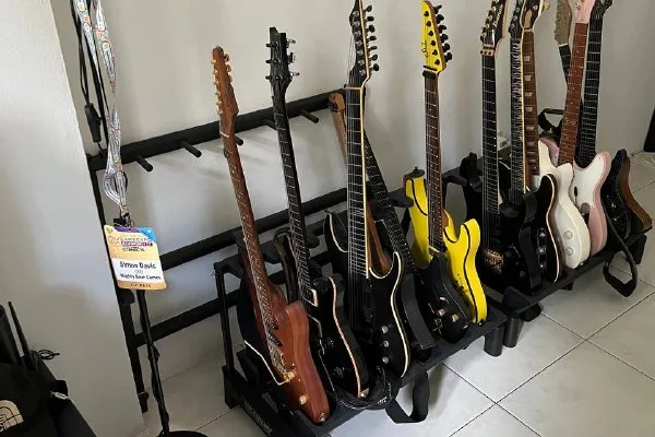 மைட்டி பியர் கேம்ஸின் சைமன் டேவிஸின் கிட்டார் தொகுப்பு