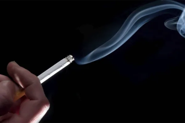 20 வயதிற்குட்பட்டவர்கள் சிகரெட்  பிடிக்கும் பழக்கத்தை விடுவது கடினம்!… 30% பெண்கள்!… ஆய்வில் அதிர்ச்சி!