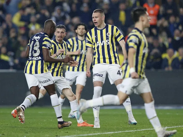 Fenerbahce இன் என்னர் வலென்சியா ஏப்ரல் 2, 2023 அன்று சக வீரர்களுடன் முதல் கோலை அடித்ததை கொண்டாடுகிறார்