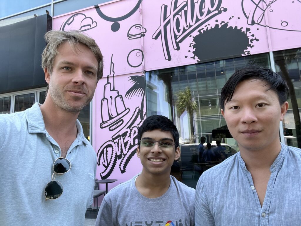 பின்தொடர்பவர்களுக்கு ஒரு இடுகையில், சு ஜு தனது பார்வையாளர்களுக்கு காலை வணக்கம் தெரிவித்து, கேட்கிறார்