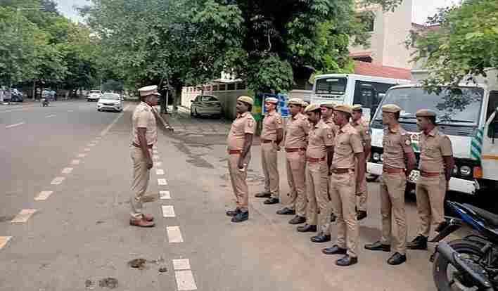 அமைச்சர் உதயநிதி தலைக்கு ரூ.10 கோடி..!! வீடு, அலுவலகம் முன்பு போலீசார் குவிப்பு..!! பெரும் பரபரப்பு..!!