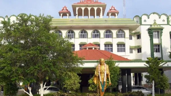 ’கட்டணம் வசூலிப்பது மட்டுமே உங்கள் குறிக்கோளா’..? உயர்நீதிமன்ற கிளை நீதிபதிகள் காட்டம்..!!