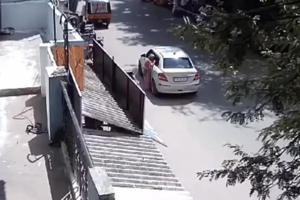 கவனம்!! மூதாட்டிக்கு ஆப்பிள் சாப்பிட கொடுத்து விட்டு, பெண் செய்த காரியம்..