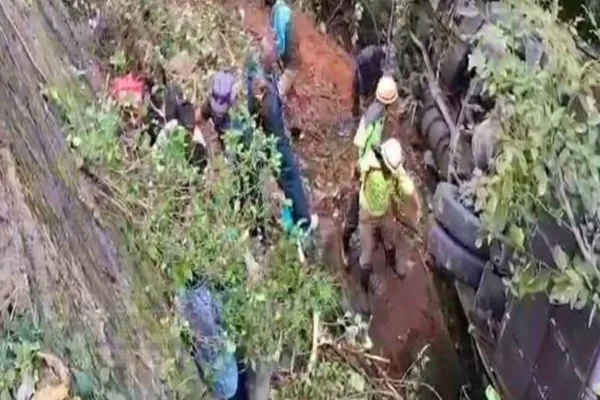 குன்னூரில் 50 அடி பள்ளத்தில் சுற்றுலா பேருந்து கவிந்து விபத்து; 3 பேர் பலி - 30 பேர் காயம்