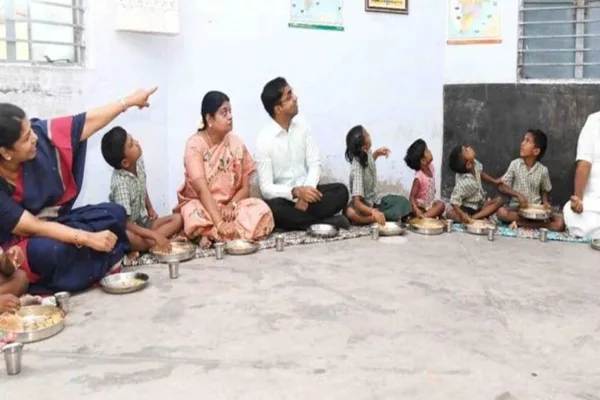 சாதிய பாகுபாடு விவகாரம் .. மாணவர்களுடன் காலை உணவு சாப்பிட்ட கனிமொழி எம்.பி!