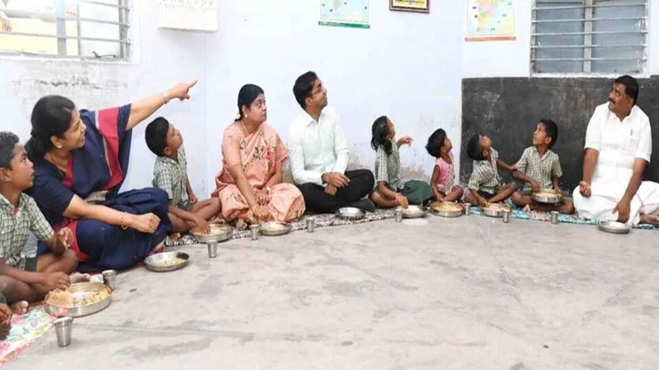 சாதிய பாகுபாடு விவகாரம் .. மாணவர்களுடன் காலை உணவு சாப்பிட்ட கனிமொழி எம்.பி!