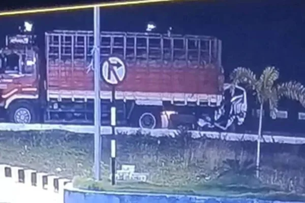 சேலம் அருகே லாரி மீது ஆம்னி வேன் மோதி விபத்து: ஒரே குடும்பத்தை சேர்ந்த 6 பேர் பலி!