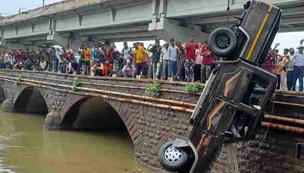 திடீரென ஆற்றுக்குள் பாய்ந்த ஜீப்..!! 4 பேர் பரிதாப பலி..!! தேடுதல் வேட்டையில் மீட்புக் குழு..!! நடந்தது என்ன..?