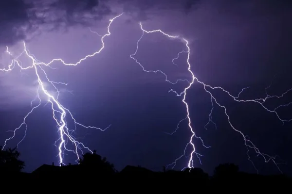 தீவிரமடையும் பருவமழை!… 2 மணிநேரத்தில் 62,350 முறை மின்னல்!… 12 பேர் உயிரிழப்பு!