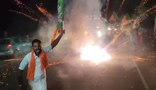 நீங்க மட்டும் தான் கொண்டாடுவீங்களா.., நாங்களும் கொண்டாடுவோம்..! அதிமுக கூட்டணி முறிவை பட்டாசு வெடித்து கொண்டாடிய பாஜகவினர்..!