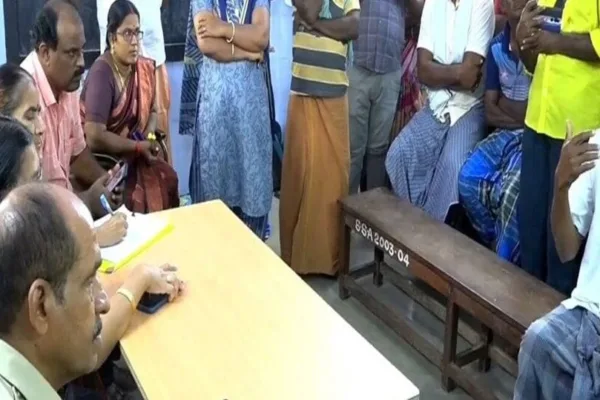 பள்ளிக்குள் நுழைந்த சாதி .. பட்டியலின பெண் சமைத்த உணவை சாப்பிட மறுக்கும் குழந்தைகள்!