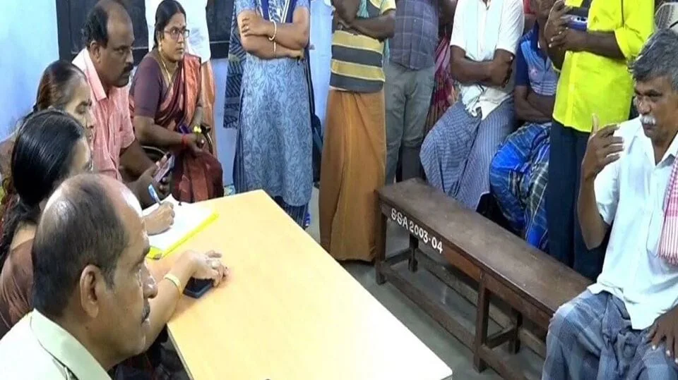 பள்ளிக்குள் நுழைந்த சாதி .. பட்டியலின பெண் சமைத்த உணவை சாப்பிட மறுக்கும் குழந்தைகள்!