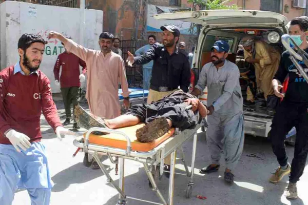 மசூதி அருகே பயங்கர குண்டுவெடிப்பு..!! போலீஸ் டிஎஸ்பி உள்பட 52 பேர் பரிதாப பலி..!!