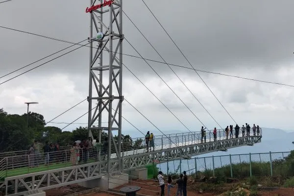 Increase in tourist arrivals to see Vagaman Glass Bridge - Urge to reduce fees   வாகமண் கண்ணாடி பாலம் பார்க்க  சுற்றுலா பயணிகள் வருகை அதிகரிப்பு -கட்டணம் குறைக்க வலியுறுத்தல்