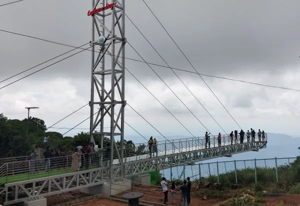 Increase in tourist arrivals to see Vagaman Glass Bridge - Urge to reduce fees   வாகமண் கண்ணாடி பாலம் பார்க்க  சுற்றுலா பயணிகள் வருகை அதிகரிப்பு -கட்டணம் குறைக்க வலியுறுத்தல்