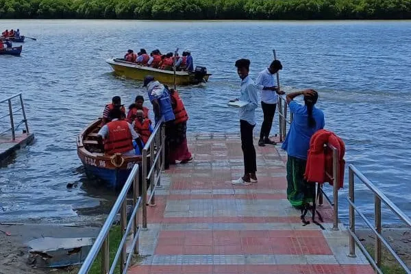 Tourists throng Pichavaram on a holiday    விடுமுறை தினத்தில் பிச்சாவரத்தில் குவிந்த சுற்றுலா பயணிகள்