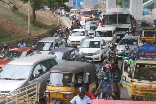 Nor is fate; No funding! wide road; Risk of accident due to lack of hazard barrier line divider   விதியும் இல்லை; நிதியும் இல்லை! அகலமான ரோடு; ஆபத்து தடுக்காத கோடு  'டிவைடர்' இல்லாததால் விபத்து அபாயம்