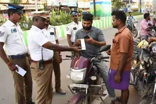 n Helmet wearing is compulsory n 725 cases registered in 2 days   ஹெல்மெட் அணிவது கட்டாயம்;   2 நாட்களில் 725 வழக்குகள் பதிவு
