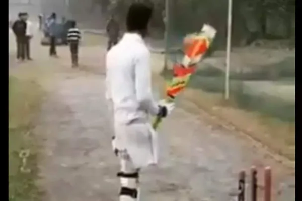 பார்க்க: கிரிக்கெட் விளையாடும் மாற்றுத்திறனாளி ஒருவர் நிச்சயமாக உங்களை உத்வேகப்படுத்துவார் |  கிரிக்கெட் செய்திகள்