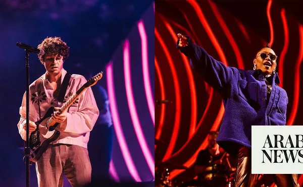 அல்உலாவில் உள்ள அசிமுத் விழாவில் இசை நட்சத்திரங்களுக்கு ரசிகர்கள் ஆடி வருகின்றனர்