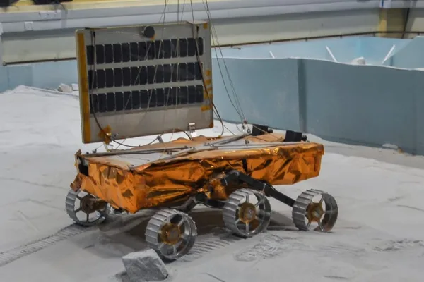 இந்தியா மூன் லேண்டர், சூரியன் உதிக்கும் போது மாத தூக்கத்தில் இருந்து விழிக்கும் ரோவர்