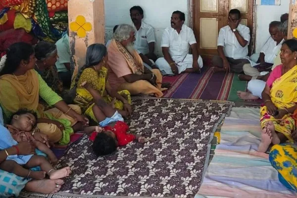Dindigul: வார்டு சபை கூட்டத்தில் ஏ பாட்டி என அழைத்து நடுவே படுத்து அட்ராசிட்டி செய்த குழந்தை!