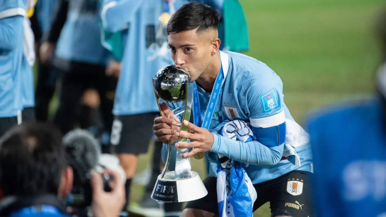 Manchester United did not make 'formal offer' for midfielder despite talks