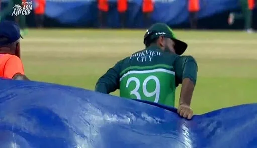 INDvsPAK: குறுக்கிட்ட மழை, தார்ப்பாயை தூக்கி கொண்டு ஓடிய பாகிஸ்தான் வீரர்..!