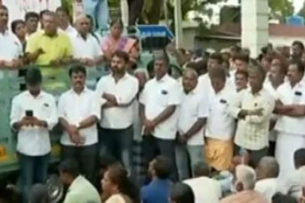 Palladam Murder: பல்லடத்தில் பதற்றம்! உடல்களை வாங்க மறுத்து சாலை மறியல்! போலீசார் குவிப்பு!