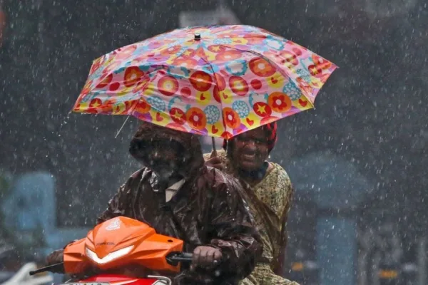 Weather Update : மக்களே.. இன்னும் ஆறு நாட்களுக்கு மழைக்கு வாய்ப்பு இருக்காம்.. மீனவர்களுக்கான எச்சரிக்கை இதுதான்!