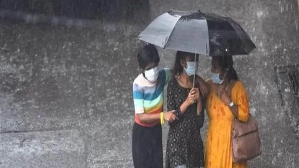 Weather Update : மக்களே உஷார்.. இந்த ஐந்து மாவட்டங்களில் கனமழை கொட்ட போகுது.. உங்க பகுதி இருக்கா? இதோ பாருங்க!