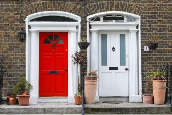 Vastu Tips: வீட்டில் பணம் தங்க வேண்டுமா.. இந்த பொருட்களை வாசலில் வைத்து பாருங்க!