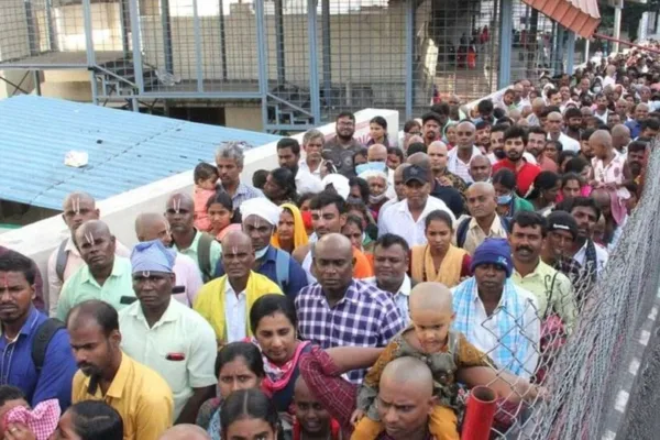 Tirupati Temple: 45 மணி நேரம், 7 கி.மீ. நீண்ட வரிசை.. திருப்பதியில் அலைமோதும் பக்தர்கள்!