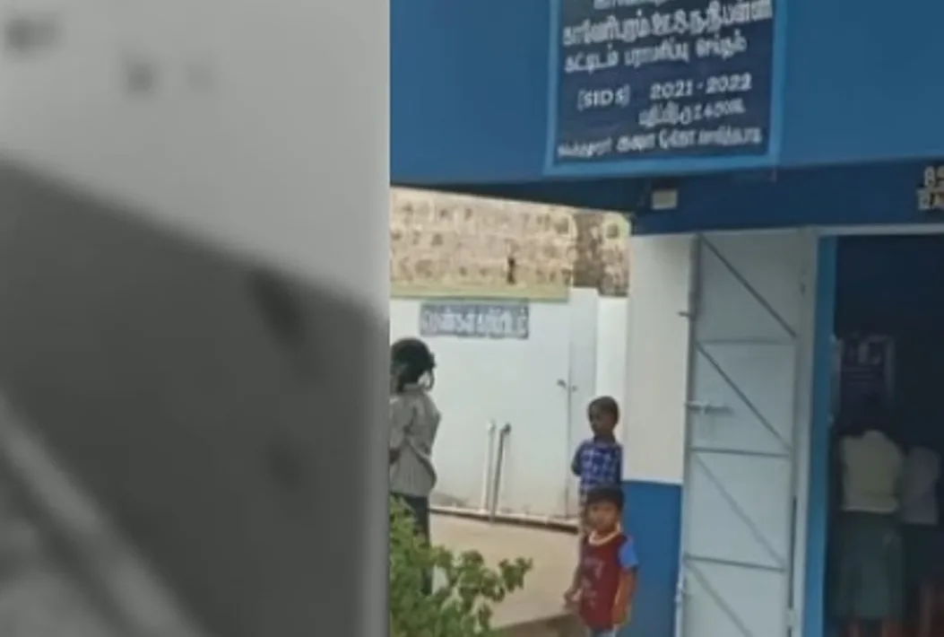 அதிர்ச்சி…! காலை உணவு சமைக்கும் பள்ளி சுவரில் மனித கழிவுகளை பூசி சென்ற நபர்கள்…!