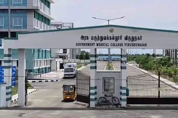 Patients affected without pharmacists in government hospitals; The misery of waiting for hours to buy medicines  அரசு மருத்துவ மனைகளில் மருந்தாளுனர் இன்றி நோயாளிகள்   பாதிப்பு ; மருந்துகளை வாங்க பல மணி நேரம் காத்திருக்கும் அவலம் 