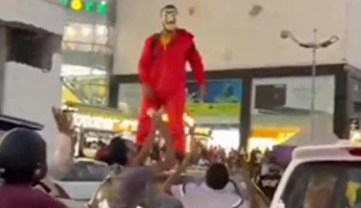 காரில் வந்த மணி ஹெய்ஸ்ட் முகமூடி அணிந்த நபர்…! முட்டிமோதிய மக்கள்.., சாலை எங்கும் பறந்த ரூபாய் நோட்டுகள்…