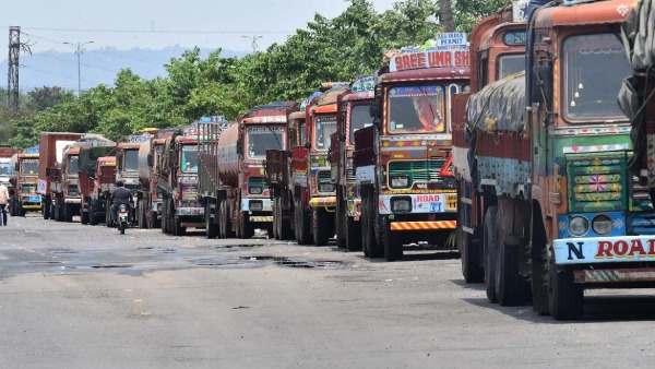 தமிழ்நாடு முழுவதும் நவம்பர் 9ஆம் தேதி லாரிகள் ஓடாது..!! இதுதான் காரணமா..? வெளியான அறிவிப்பு..!!