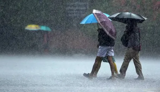 தமிழ்நாட்டிற்கு கனமழை எச்சரிக்கை..!! உங்க மாவட்டத்திற்கும் பெய்யுமா..? லிஸ்ட் இதோ..!!