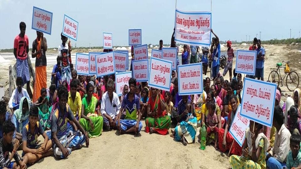 தூத்துக்குடி: சிப்காட் அமைக்க கடும் எதிர்ப்பு; உப்பளங்களில் அமர்ந்து கிராம மக்கள் போராட்டம்