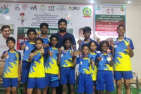 Sankarapuram students achieve national level rope skipping competition   தேசிய அளவிலான கயிறு தாண்டும் போட்டி சங்கராபுரம் மாணவ, மாணவியர் சாதனை