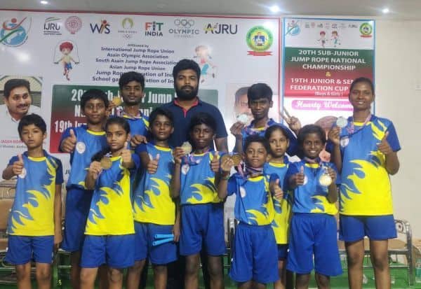 Sankarapuram students achieve national level rope skipping competition   தேசிய அளவிலான கயிறு தாண்டும் போட்டி சங்கராபுரம் மாணவ, மாணவியர் சாதனை
