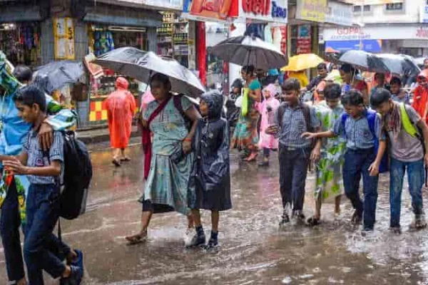 தொடர் மழை காரணமாக கன்னியாகுமரியில் பள்ளிகளுக்கு விடுமுறை….! ஆட்சியர் அறிவிப்பு…!