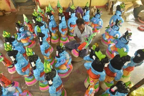 Production of Navratri Kolu dolls Work intensity: Request for permission to take lake soil    நவராத்திரி கொலு பொம்மைகள் தயாரிப்பு பணி தீவிரம்: ஏரி மண் எடுப்பதற்கு அனுமதி வழங்க கோரிக்கை