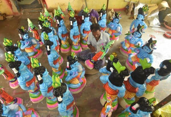 Production of Navratri Kolu dolls Work intensity: Request for permission to take lake soil    நவராத்திரி கொலு பொம்மைகள் தயாரிப்பு பணி தீவிரம்: ஏரி மண் எடுப்பதற்கு அனுமதி வழங்க கோரிக்கை
