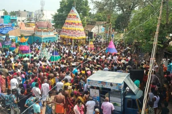 Photdi Perumal Temple Chariot takes Kavadi on giant crane and lends elegance   புகைப்பட்டி பெருமாள் கோவில் தேரோட்டம் ராட்சத கிரேனில் காவடி எடுத்து நேர்த்திக் கடன்