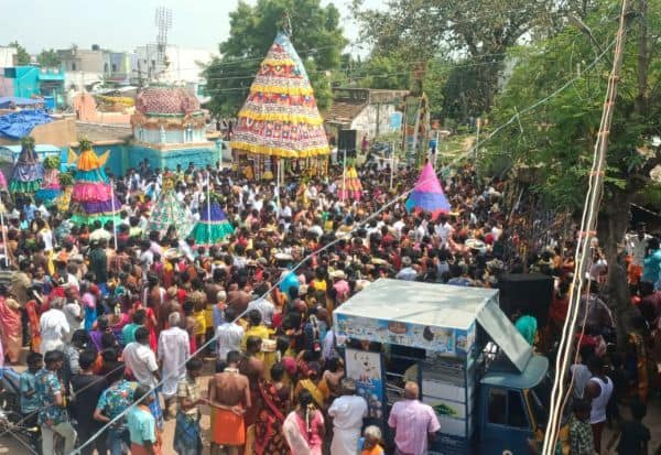 Photdi Perumal Temple Chariot takes Kavadi on giant crane and lends elegance   புகைப்பட்டி பெருமாள் கோவில் தேரோட்டம் ராட்சத கிரேனில் காவடி எடுத்து நேர்த்திக் கடன்