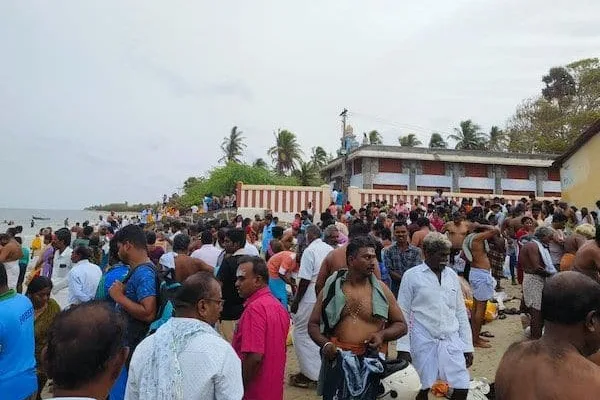 Devotees gather at Chetukkarai Devipatnam on Mahalaya Amavasi   மகாளய அமாவாசையில் சேதுக்கரை  தேவிபட்டினத்தில் குவிந்த பக்தர்கள்
